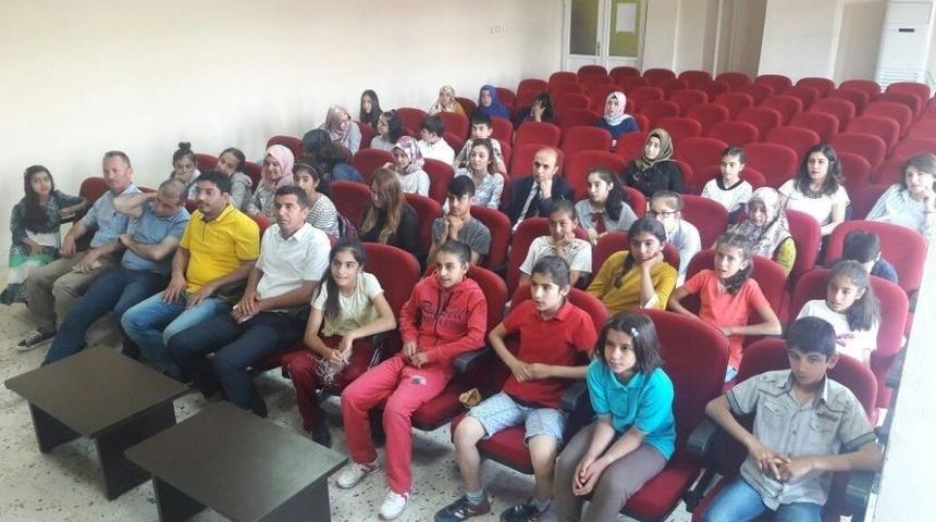 Topluluk &Ouml;n&uuml;nde İngilizce Konuşma Yarışması D&uuml;zenlendi