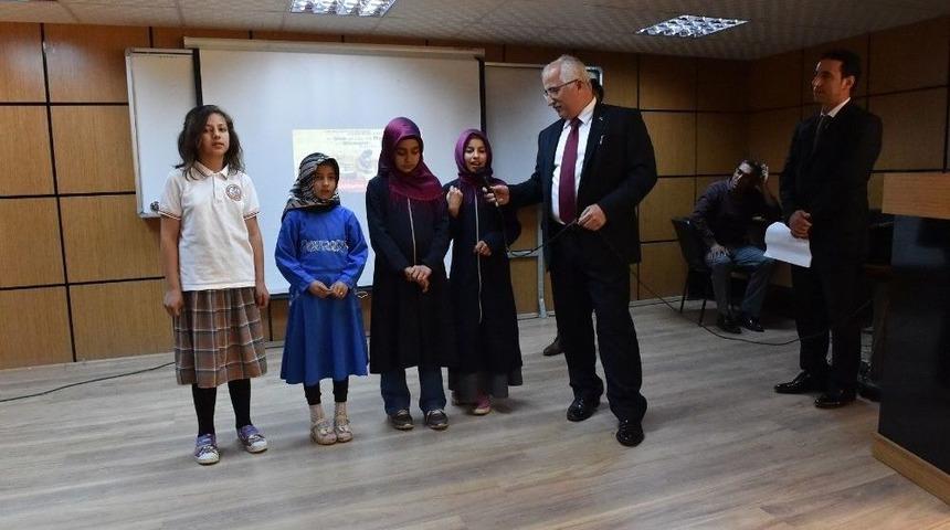 Vali Tuna Hilvanlı &Ouml;ğrencilere &Ccedil;eyrek Altın Hediye Etti