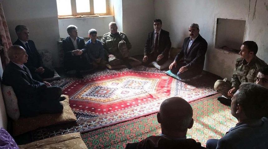 Vali &Ccedil;ınar&rsquo;dan Şehit Korucunun Evine Taziye Ziyareti