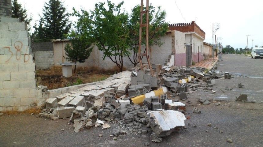 Yağış Ve Fırtına Nedeniyle Ağaçlar Kırıldı, İstinat Duvarları Çöktü