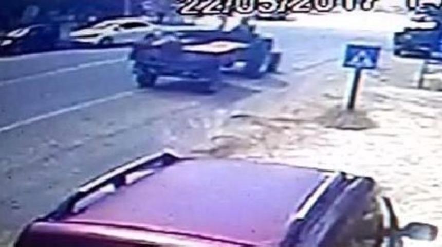 İki Otomobil &Ccedil;arpıştığı Kaza Kamerada