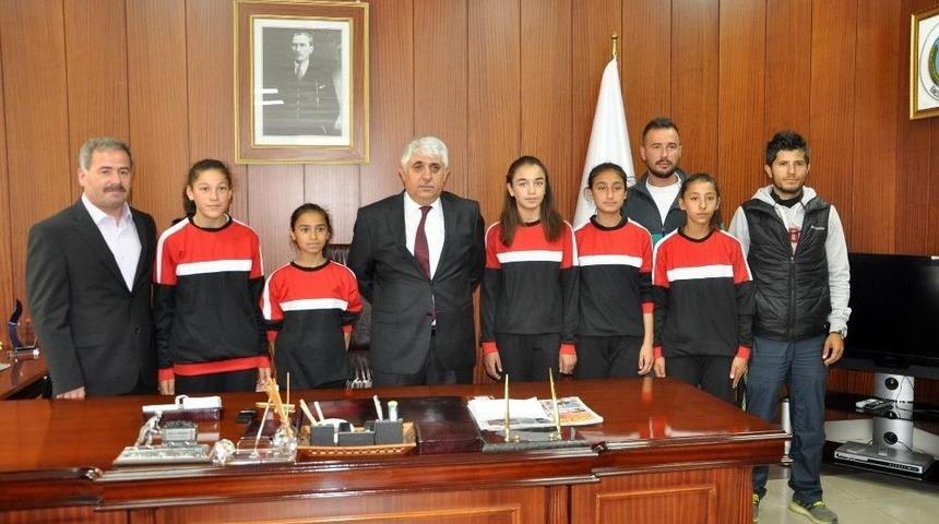 Başkan Şimşek Başarılı Sporcuları &Ouml;d&uuml;llendirdi