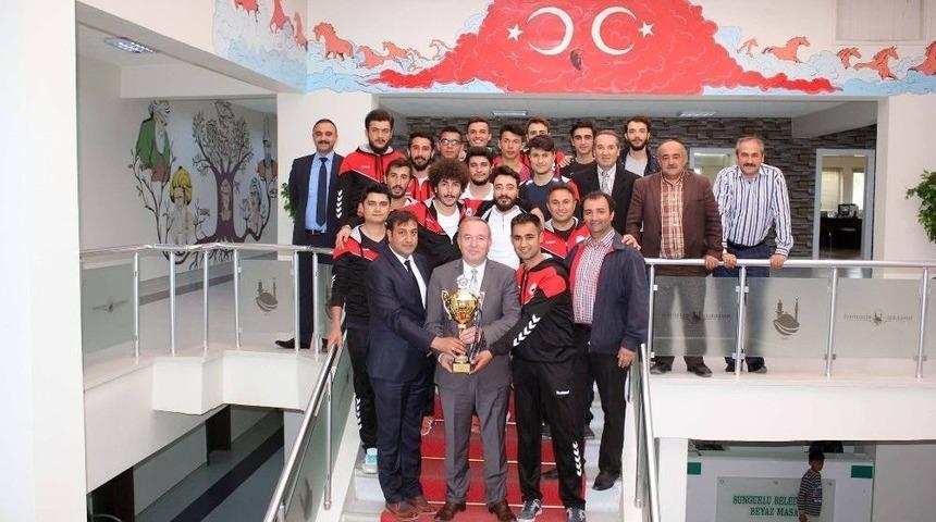 Şampiyonluk Kupasını Şahiner&rsquo;e Hediye Ettiler