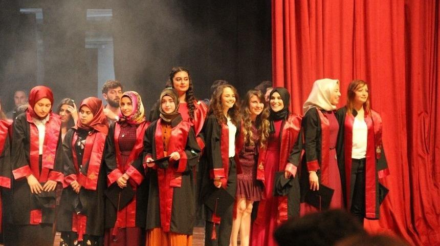 Artvin &Ccedil;oruh &Uuml;niversitesinde Mezuniyet Coşkusu