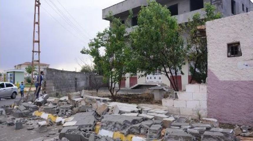 Ceylanpınar'da Fırtına &Ccedil;atıları U&ccedil;urdu, Ağa&ccedil;ları Devirdi