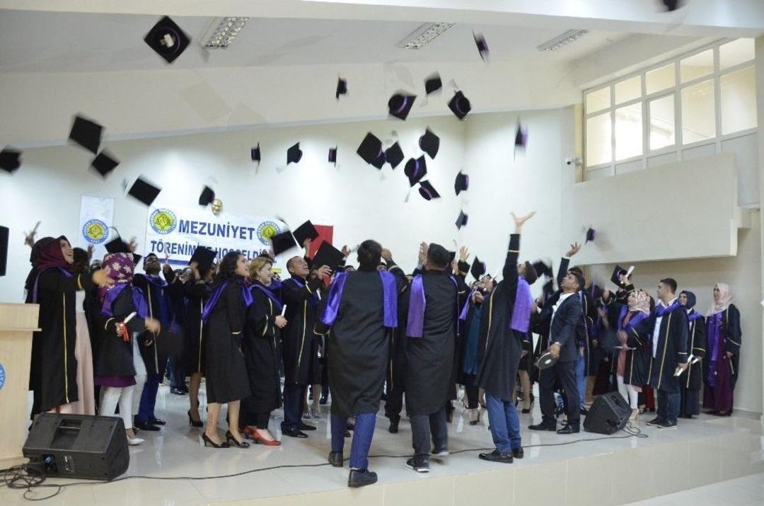 Siverek Meslek Y&uuml;ksekokulunda Mezuniyet Sevinci