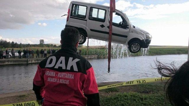 Sulama Kanalına Devrilen Aracın Şoförü Ve Eşi Hayatını Kaybetti