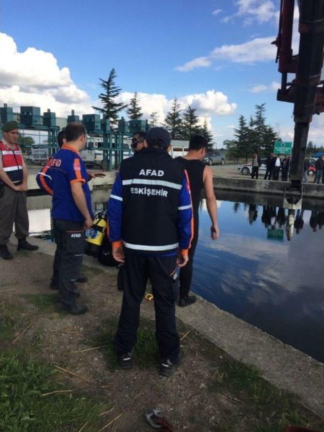 Sulama Kanalına Devrilen Aracın Şoförü Ve Eşi Hayatını Kaybetti