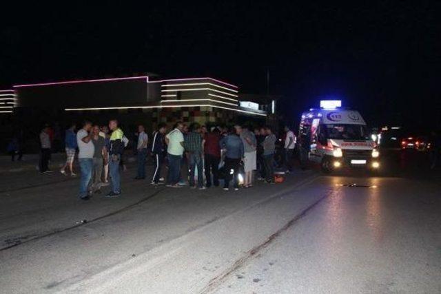 Ayvalık'ta Iki Motosiklet Çarpıştı: 2 Ölü, 1 Yaralı