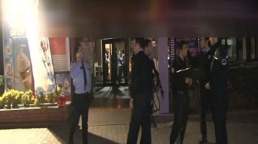 Kadık&ouml;y'de Fast Food Restoranına Silahlı Soygun: 4 Yaralı