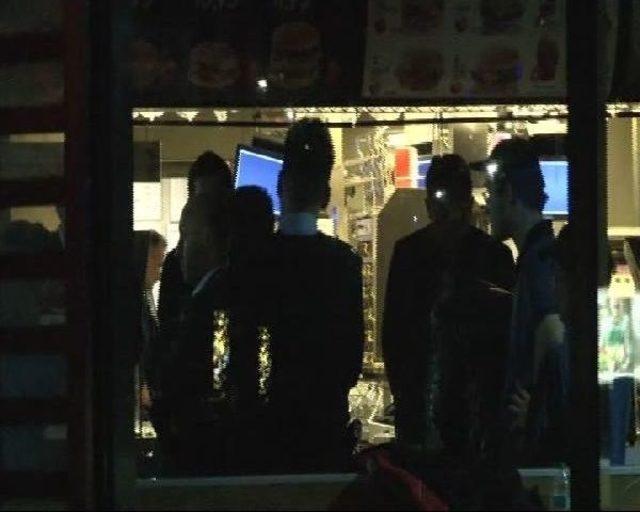 Kadıköy'de Fast Food Restoranına Silahlı Soygun: 4 Yaralı