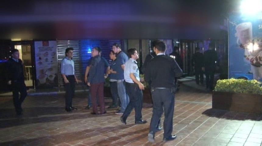 Kadık&ouml;y&rsquo;de Fastfood Restoranına Silahlı Soygun: 4 Yaralı