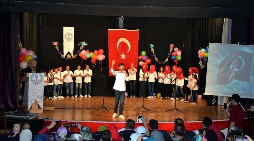 İstiklal Marşını Ezbere Okuma Yarışmasını Suriyeli &Ouml;ğrenci Kazandı