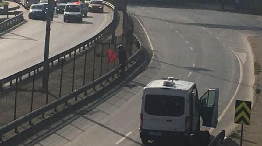 Ş&uuml;pheli Pankart Okmeydanı Bağlantı Yolunu Trafiğe Kapattırdı