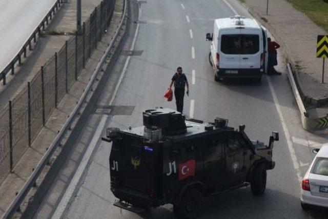 Şüpheli Pankart Okmeydanı Bağlantı Yolunu Trafiğe Kapattırdı