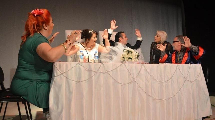 Kuşadası&rsquo;nda İki Tiyatrosu Sahnede Evlendi