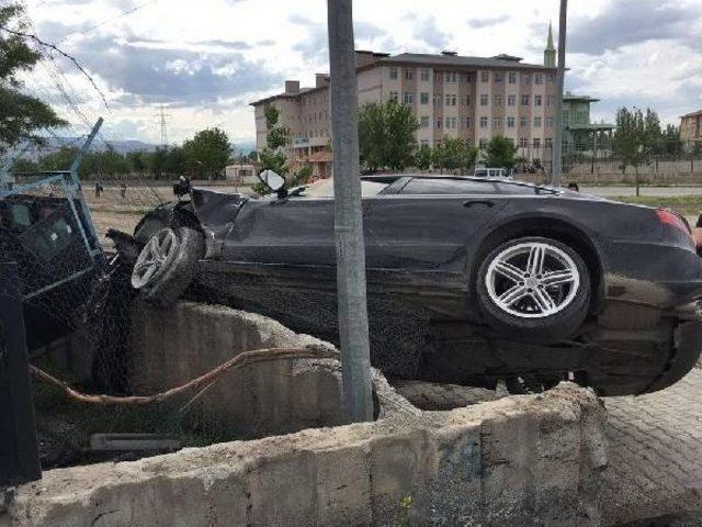 Sürücü Kontrolü Yitirince Otomobil Güvenlik Kulübesine Çarptı