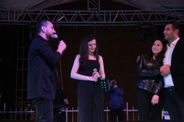 İmera Konserinde Sevgilisine Sahneden Evlenme Teklif Etti