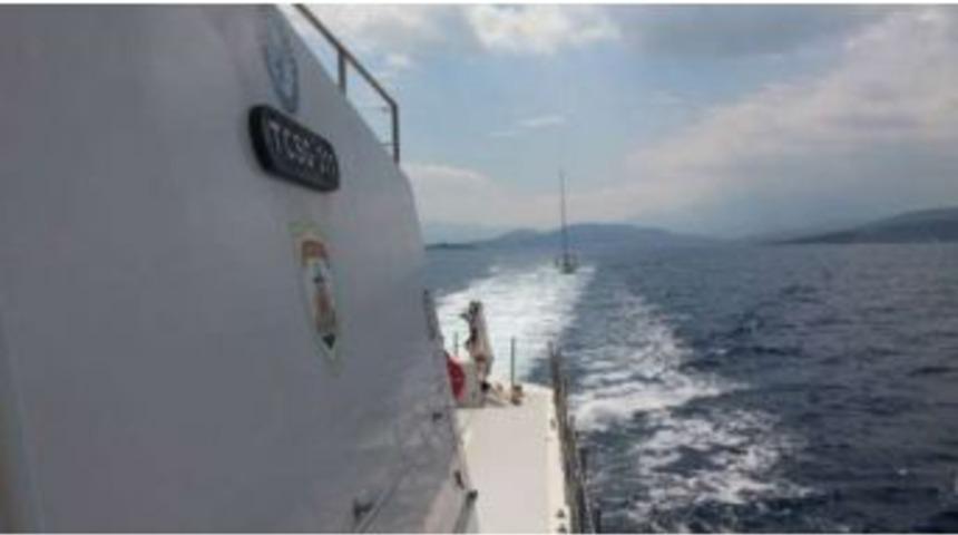 Sahil G&uuml;venlik Kuşadası K&ouml;rfezi&rsquo;nde Arızalanan Teknedeki 2 Kişiyi Kurtardı