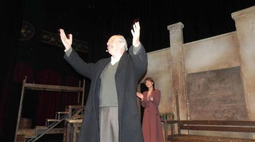 Genco Erkal'dan Nazım Hikmet'in Anısına 'yaşamaya Dair'