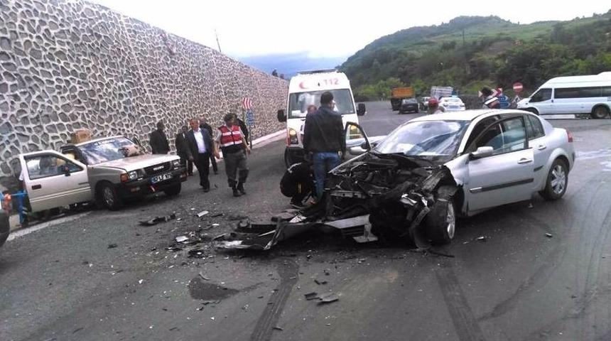 Otomobil Ve Kamyonet Çarpıştı: 4 Yaralı