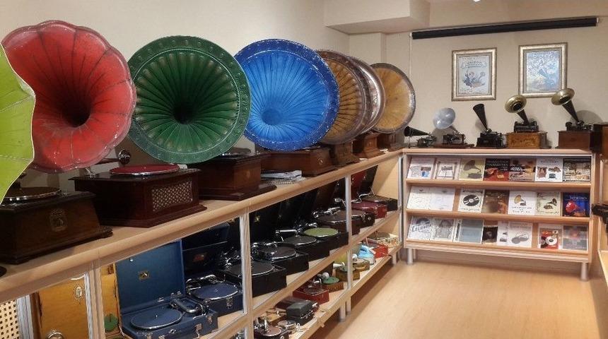 (&ouml;zel Haber) 6 Bin Taş Plak Ve 135 Gramofonda Saklı Mazi