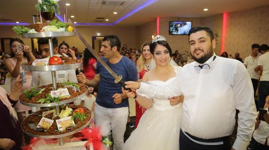 D&uuml;ğ&uuml;nde Pasta Yerine &lsquo;&ccedil;iğ K&ouml;fte&rsquo; Kestiler