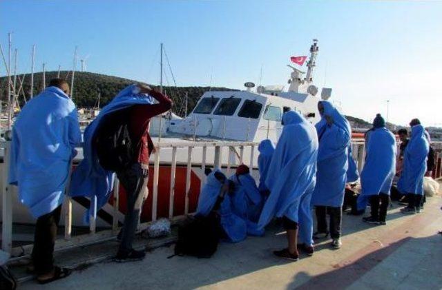 Çeşme'de Batma Tehlikesi Geçiren Botta 45 Kaçak Kurtarıldı