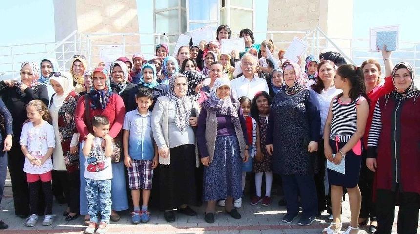 Okuma Yazma Bilmeyen Kadınlar Azmederek &Ouml;ğrendiler