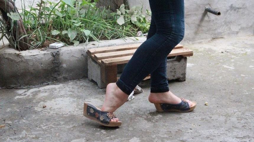 Ayak Parmakları &Uuml;zerinde Y&uuml;r&uuml;yen Gen&ccedil; Kız Tedavi Edilmek İstiyor