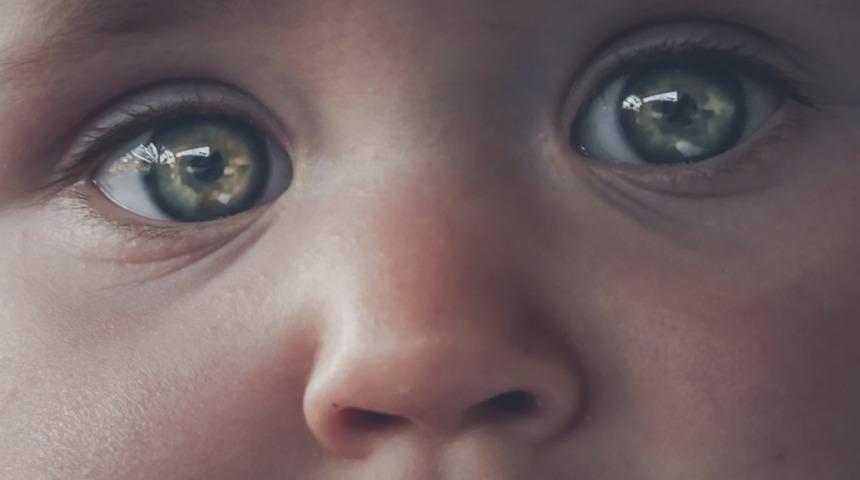 Bebeklerdeki g&ouml;z &ccedil;apaklanması neyin belirtisi?