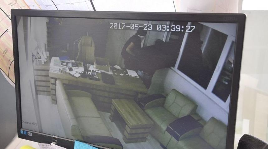 Maskeli Hırsızlar 200 Kiloluk &Ccedil;elik Kasayı B&ouml;yle &Ccedil;aldı