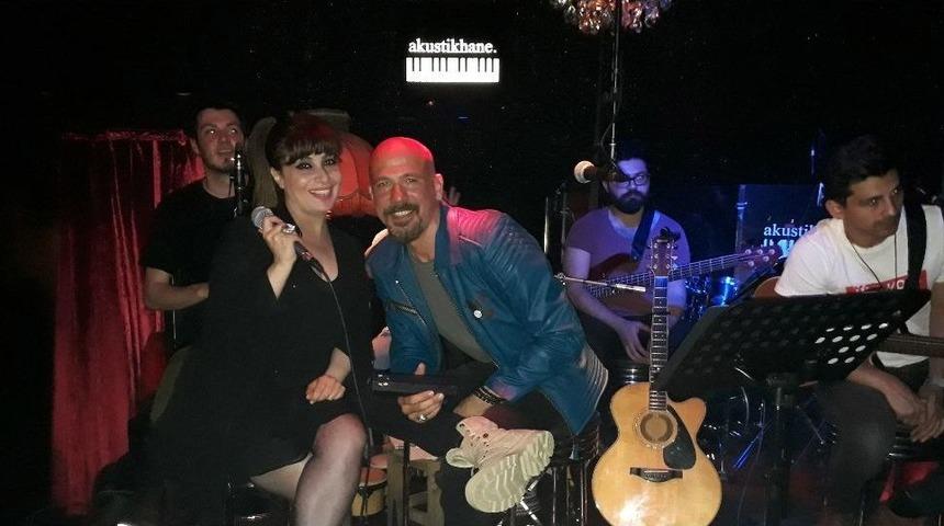 Okula Gidemeyen &Ccedil;ocuklar İ&ccedil;in Konser Verdiler