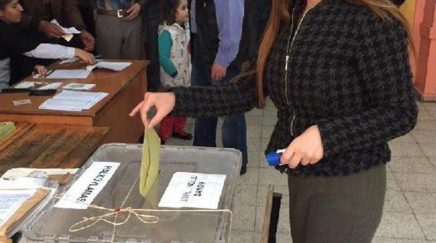 Hdp'nin Tutuklu Milletvekili &Ccedil;elik, 3 Yaşındaki Kızını Cezaevinde Yanına Istedi