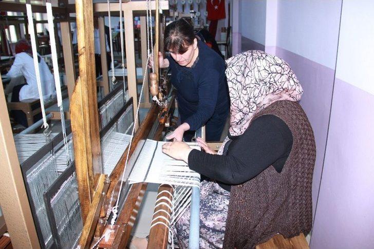 Köylü Kadınlar Çekmen Bezi İçin 60 Yıl Sonra Tezgah Başında G1