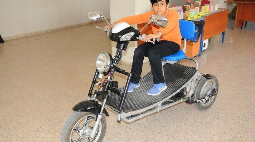 Engelli Ve Yaşlılar İ&ccedil;in Atık Malzemeden Elektrikli Ara&ccedil; Yaptı