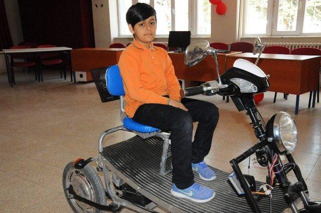 Engelli Ve Yaşlılar İçin Atık Malzemeden Elektrikli Araç Yaptı
