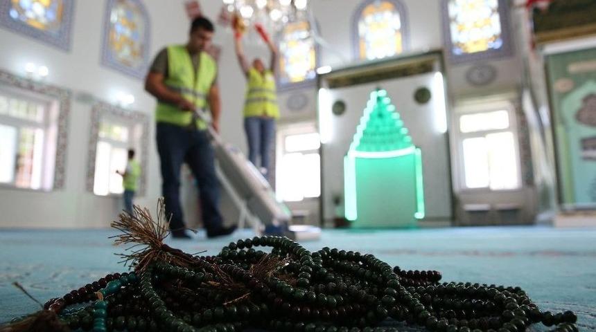 Buca&rsquo;da Camilere Ramazan Temizliği