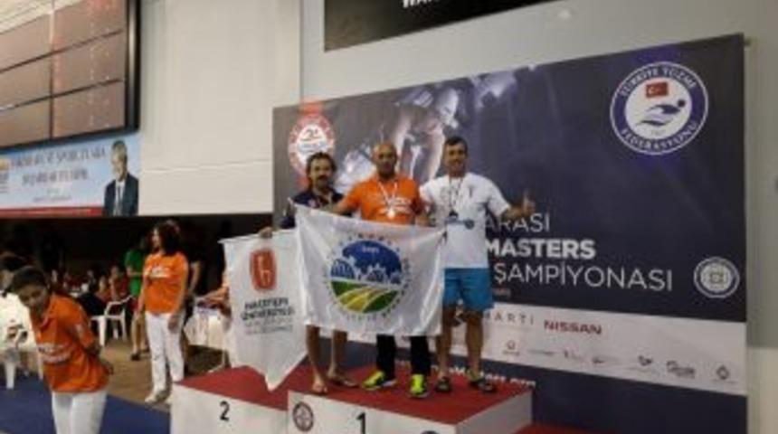 Sakarya B&uuml;y&uuml;kşehirli Y&uuml;z&uuml;c&uuml;den Uluslararası Y&uuml;zme Şampiyonasında Başarı