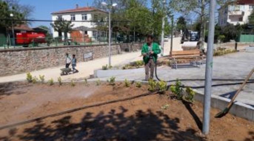 İzmit&rsquo;te Yeşil Alanlar İla&ccedil;lanıyor
