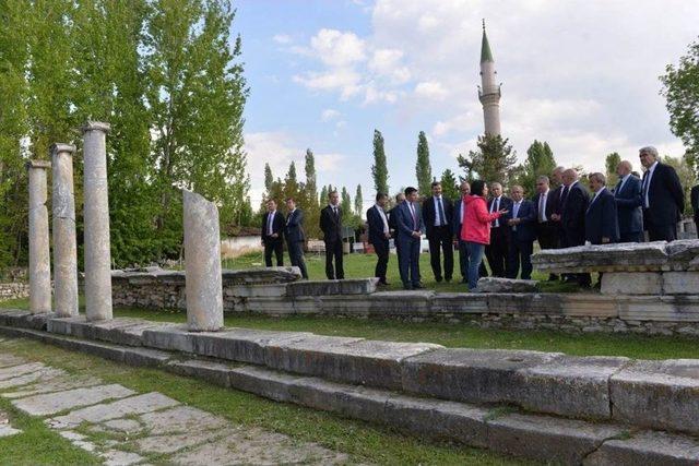 Valiler Aizonai Antik Kenti’ne Hayran Kaldı