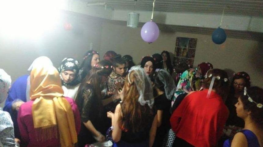 Mezun Oldukları &Uuml;niversiteye Kına Gecesiyle Veda Ettiler