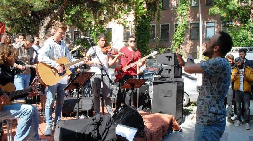 Okullarını Tanıtmak İ&ccedil;in Sokak Konseri Verdiler