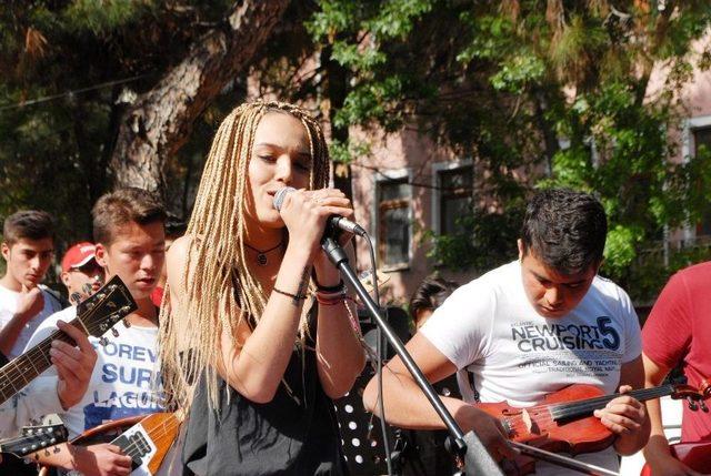 Okullarını Tanıtmak İçin Sokak Konseri Verdiler