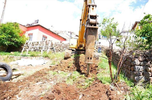 Develi Belediyesi’nin Yol Yapım Çalışmaları Devam Ediyor