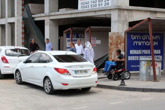 Engelli Geçidine Parkeden Araç Sürücüsü Engelli Vatandaşı Çileden Çıkardı