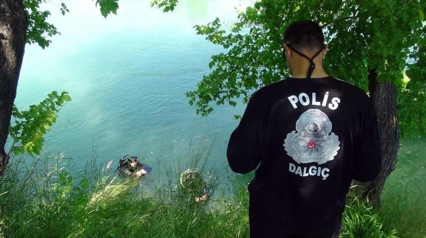 Polisten Ka&ccedil;arken Irmakta Kaybolan İki Gen&ccedil; Bulunamadı