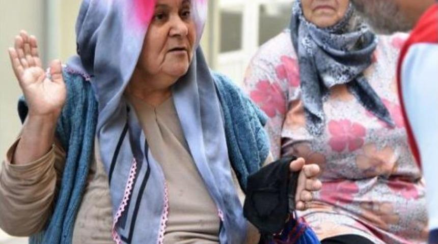 Tekme Atıp Yaşlı Kadını Gasp Ettiler