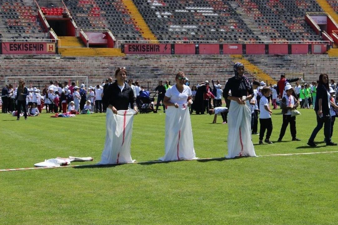 İlkokul &Ouml;ğrencilerinin Oyun Coşkusu