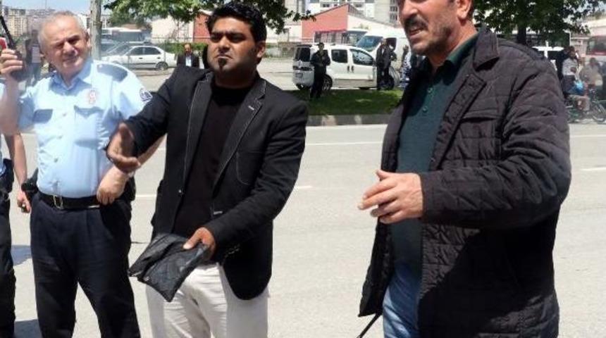 Hareket Halindeki Otomobilin Motor Kısmında Yangın &Ccedil;ıktı